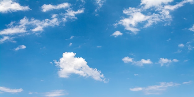 Cloudscape in una giornata di sole di primavera