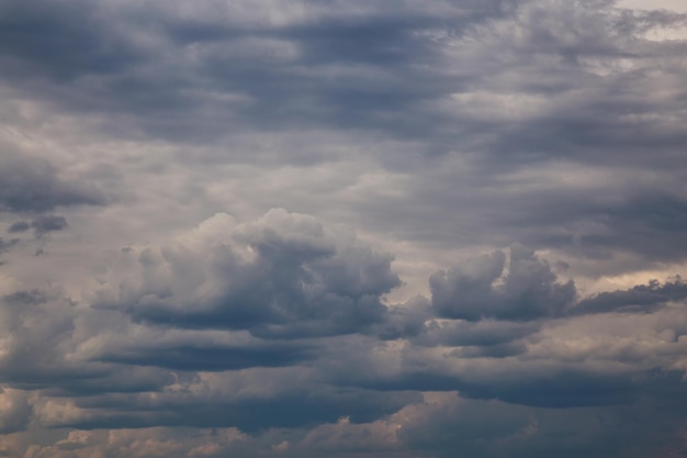 Cloudscape tijdens een stormachtige dag Hemelachtergrond