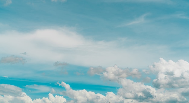 Cloudscape van witte stratocumuluswolken op blauwe hemel Volledig frame van witte pluizige wolkentextuur