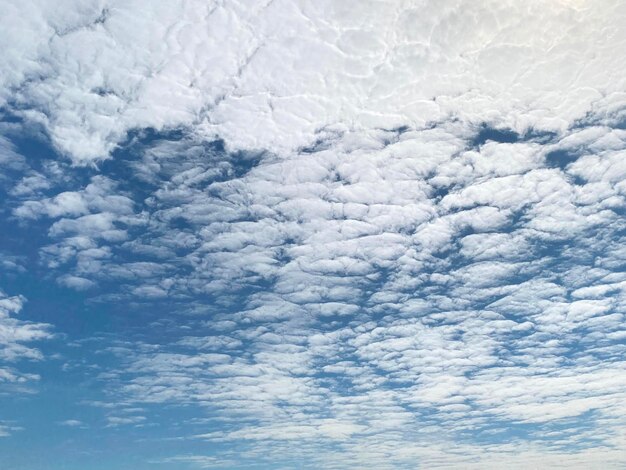 Cloudscapes op blauwe hemelachtergrond