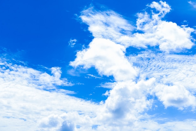 青い空の雲景