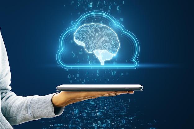 Cloudtechnologie kunstmatige intelligentie en datanetwerktechnologieën concept met vrouw die digitale tablet en blauw menselijk hersenhologram gebruikt op abstracte donkere achtergrond