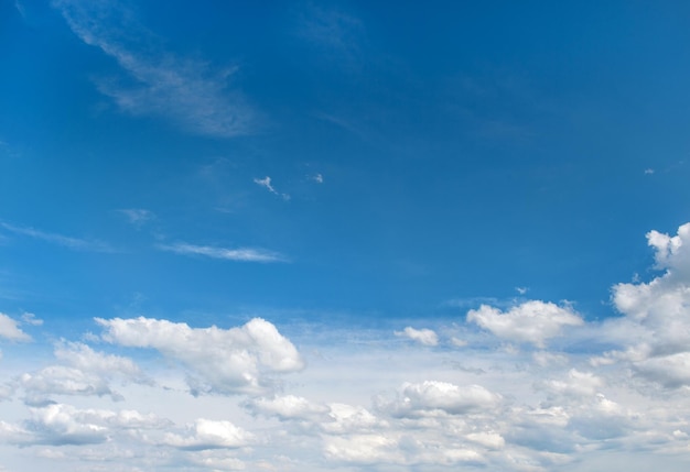 曇った青い空美しい自然の背景環境の概念