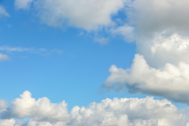 写真 晴れた日の曇り青空