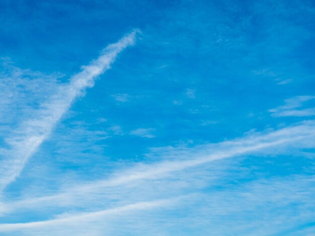 背景の夏の曇り青空