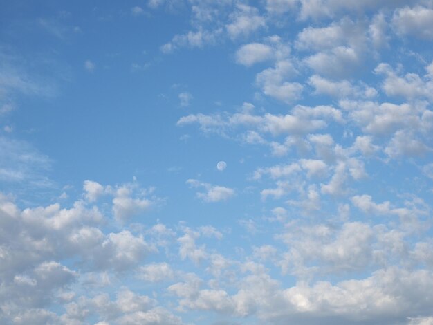 月の背景に曇りの青い空