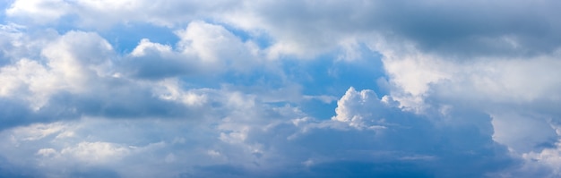 Облачное голубое небо с панорамой мягкого отражения солнца