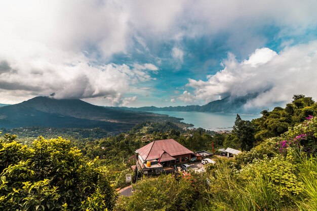 Batur 화산 전망에 흐린 날