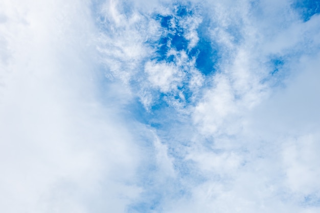 Giorno nuvoloso con molta nuvola su cielo blu