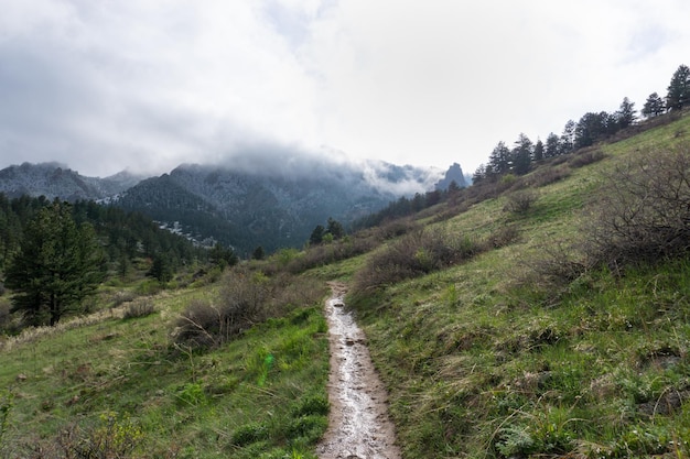 차우타쿠아 공원 에서 구름 이 가득 한 산책 로 볼더 콜로라도