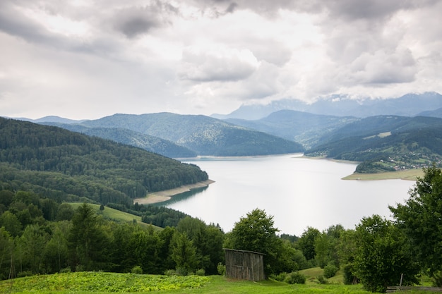 Облачный пейзаж вид с озера Биказ в Румынии