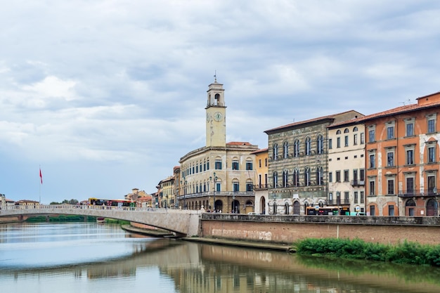 ピサ旅行イタリアのコンセプトでアルノ川を望む曇りの風景