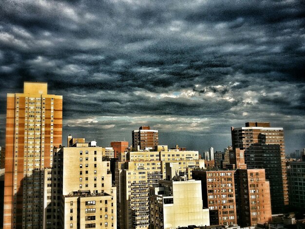 Foto il cielo nuvoloso sopra la città