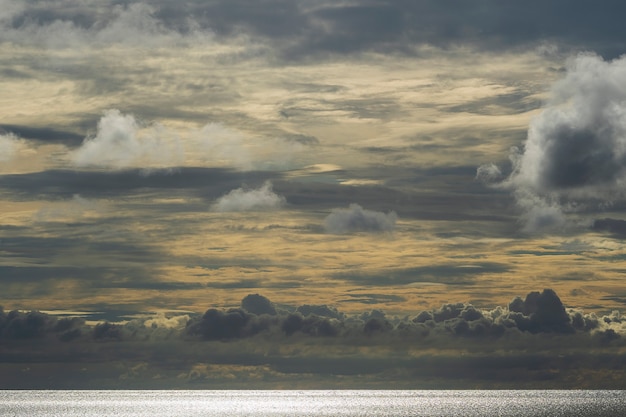 Облачное небо во время заката и морской воды на острове занзибар, танзания, восточная африка