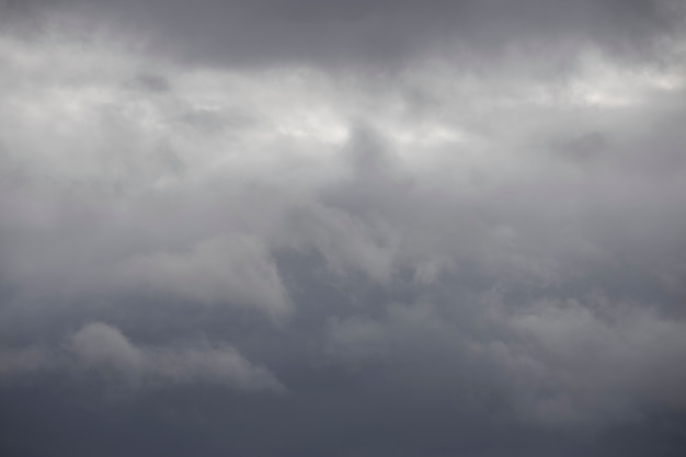 Cielo nuvoloso. tempo cupo. nuvole grigie. foto di alta qualità