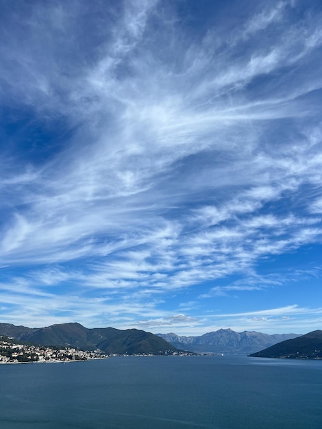 海沿いの山並みの曇り空