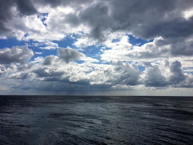 空にいくつかの雲と海の上の曇り空