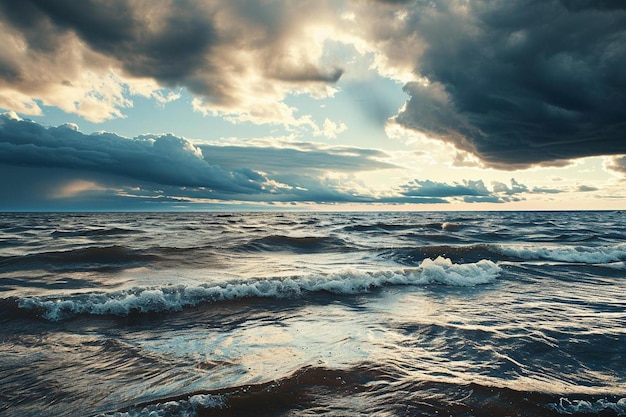 Foto un cielo nuvoloso sull'oceano con le onde