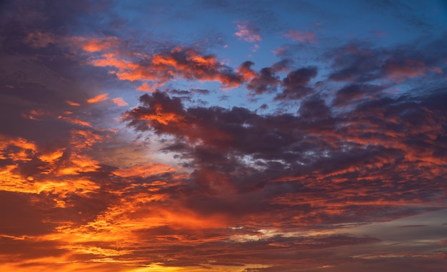 夕方の雲の日光と曇り空