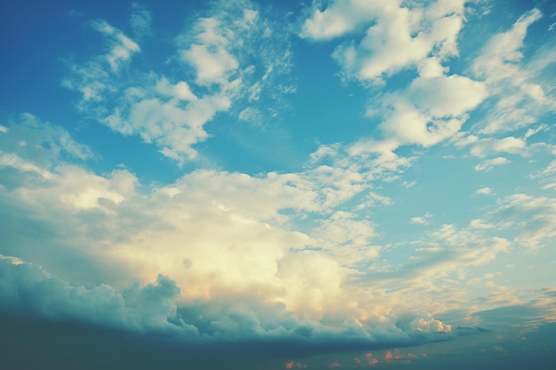 雲の空と青い斑点が透き通っている