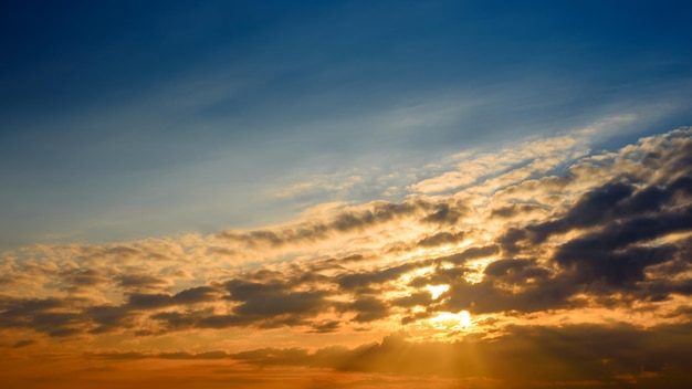 Cielo nuvoloso con raggi solari al tramonto