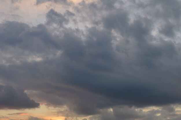 Cielo nuvoloso al tramonto ora d'oro