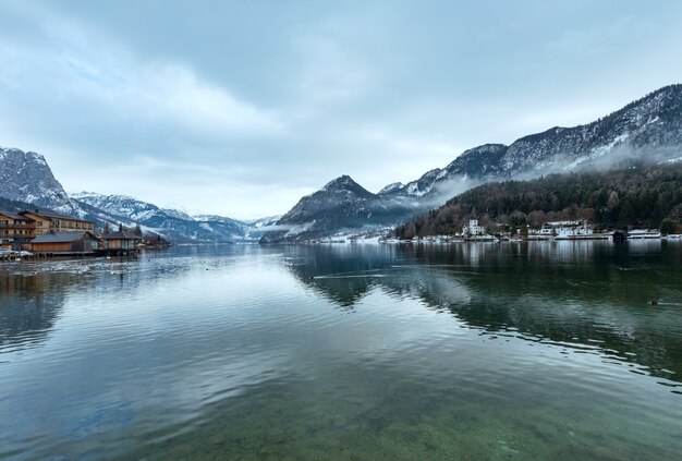 Облачно зимой Альпийское озеро Grundlsee, вид на Австрию