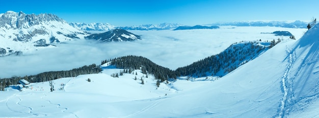 曇った冬の山のパノラマ スキー リゾート