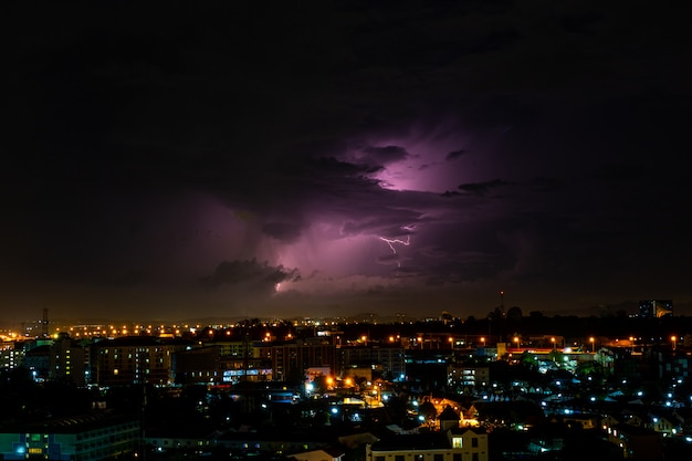 Nuvoloso con fulmini luminosi colpisce nel paesaggio rurale della piccola città