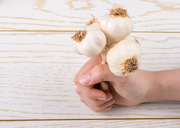 Photo cloves of garlic in hand in view