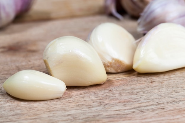 Photo cloves  of ripe garlic