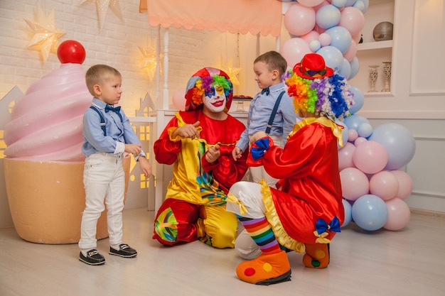 男の子の誕生日パーティーでピエロの男の子とピエロの女の子