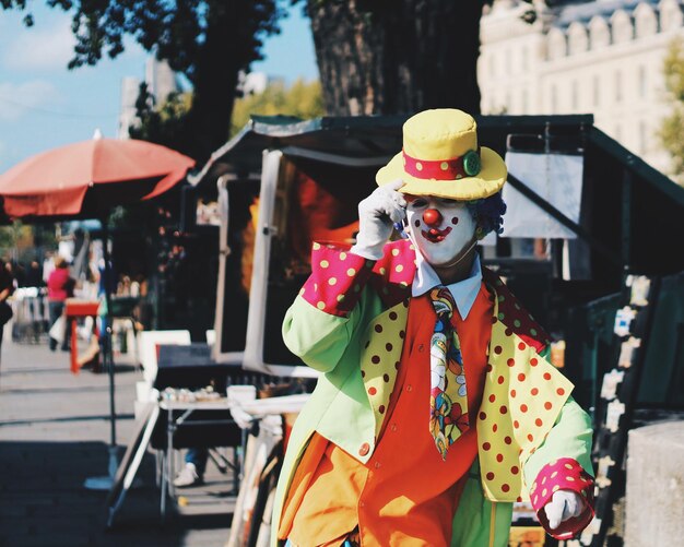 Foto clown in de stad op een zonnige dag