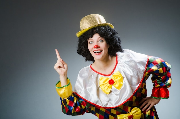 Clown in grappig concept op donkere achtergrond