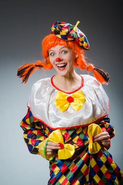 Clown in grappig concept op donkere achtergrond