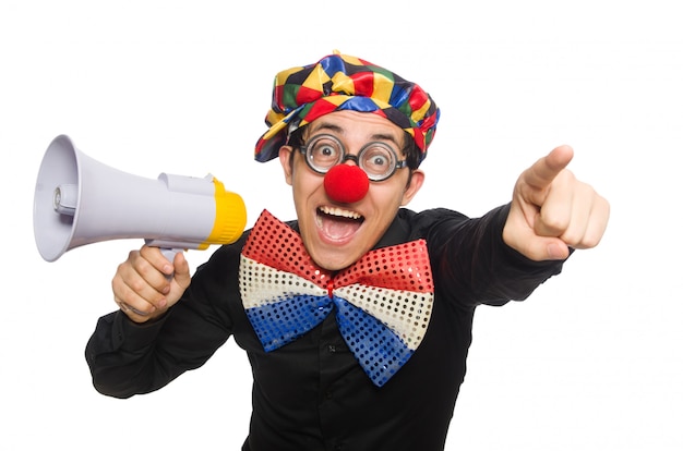 Clown met luidspreker op wit wordt geïsoleerd dat