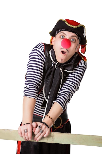 Clown in costume da pirata isolato su sfondo bianco