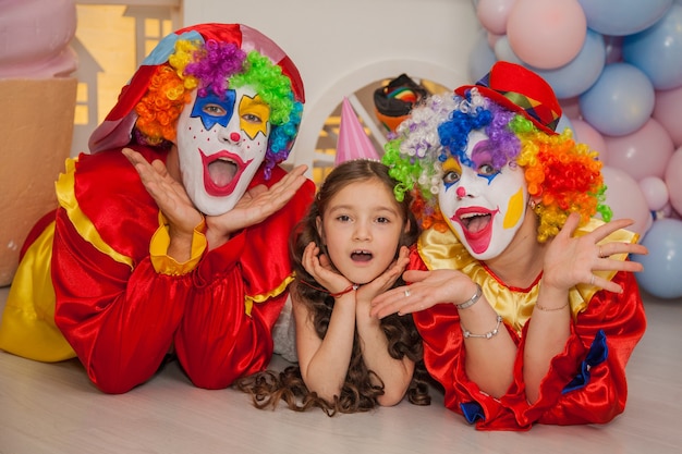 Clownjongen en clownmeisje op de meisjesverjaardag Plezier en genotzucht