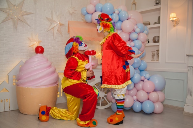 Clownjongen met clownmeisje die pret hebben bij de viering Uitdrukking van gevoelens