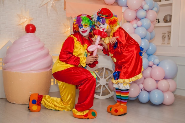 Clownjongen met clownmeisje met plezier op vakantie