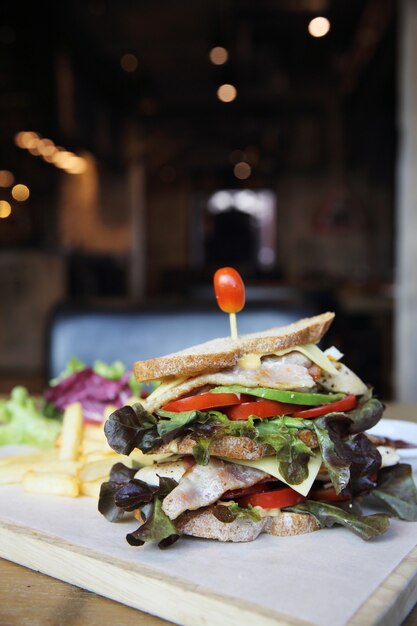 Club sandwich met op hout achtergrond