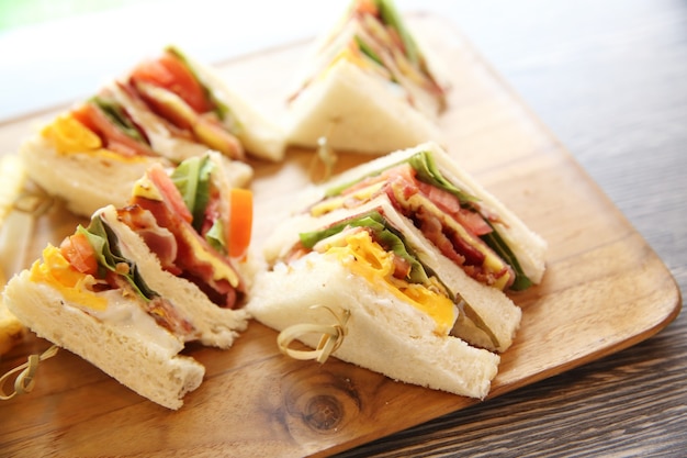 Club sandwich met op hout achtergrond