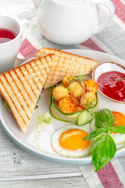 Club sandwich panini met ham, tomaat, kaas en basilicum met kaasballetjes