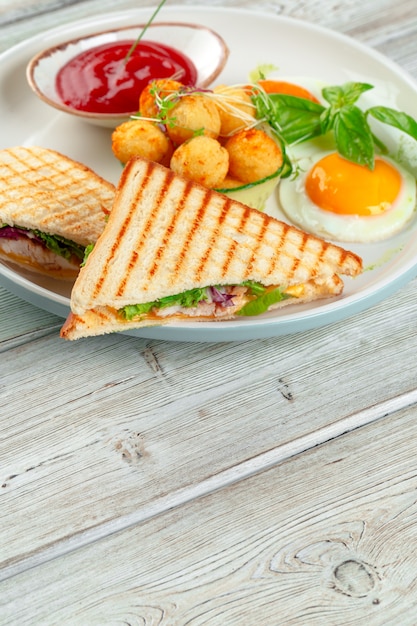 Club sandwich panini met ham, tomaat, kaas en basilicum met kaasballetjes