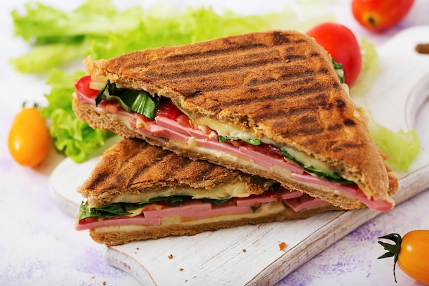 Club sandwich panini met ham, tomaat, kaas en sla