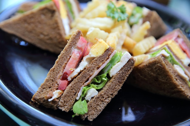 Фото Клубный сэндвич, сэндвич с курицей, помидорами, курицей, беконом и овощами