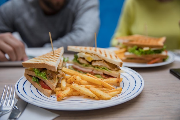 Club sandwich snack met frietjes