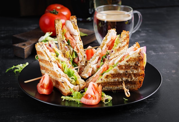 Photo club sandwich with chicken breast cheese tomato cucumber and herbs