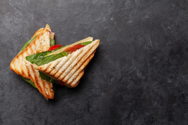 Clubbroodje met ham, kaas, salade en groenten.