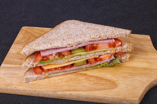 Clubsandwich met ham en kaas